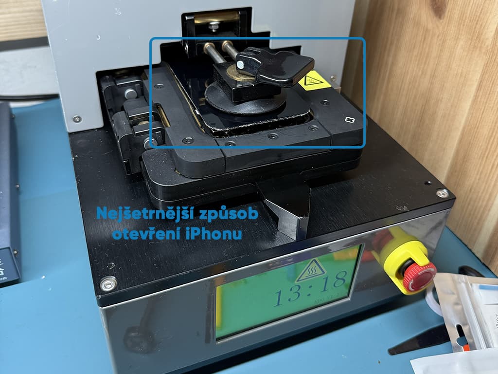 otevření iPhonu pomocí profesionálního otvírače